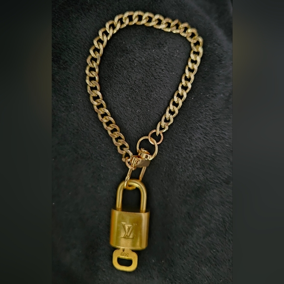 Authentic Louis Vuitton ๐ Lock & Key #309 with unbranded chain - Picture 3 of 5